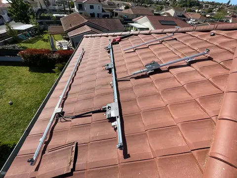 Installation Solaire de 5 kWc avec Batterie de Stockage à Charvieu-Chavagneux (38)