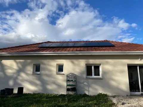 Installation Solaire à Saint-André-le-Gaz (38) : Une Centrale de 4 kWc avec Vente de Surplus