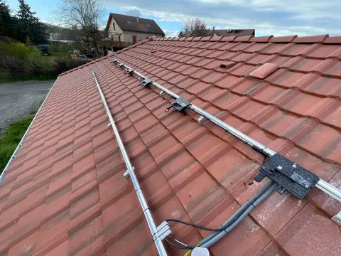 Installation Solaire à Saint-André-le-Gaz (38) : Une Centrale de 4 kWc avec Vente de Surplus
