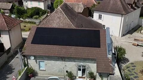 Vue aérienne d'une maison de village aux Avenières Veyrins-Thuellin équipée d'une centrale photovoltaïque de 10 kWc en toiture