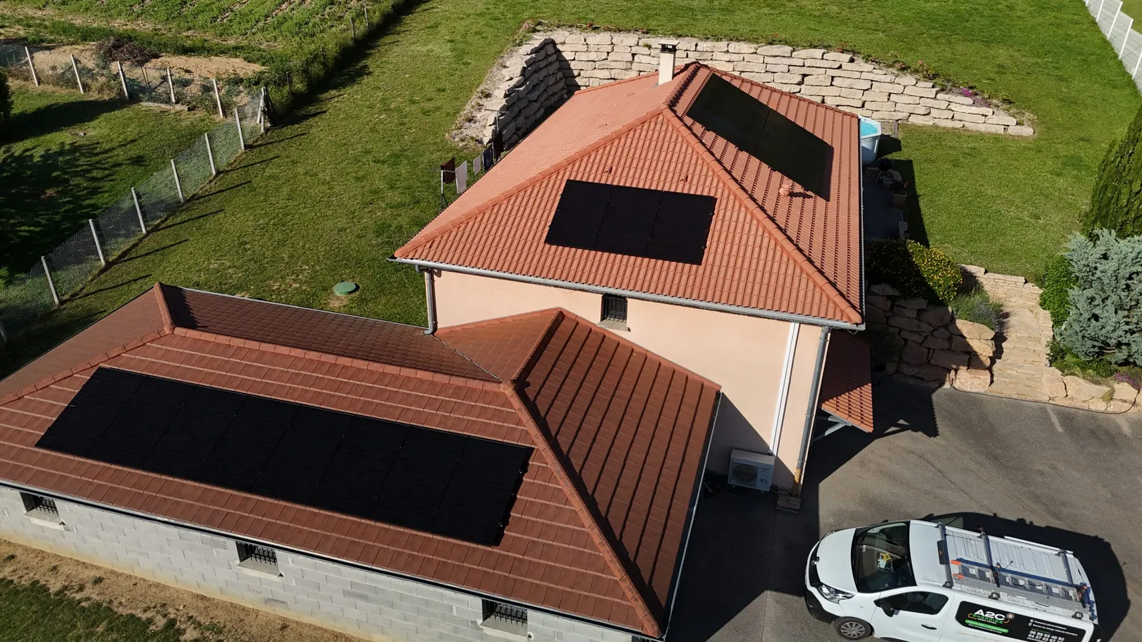 Installation solaire 9,5 kWc à Beauvoir-de-Marc par A2C Énergies.