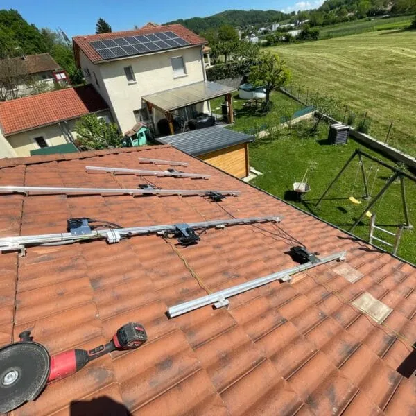 Support de panneaux solaire sur un toit à Ruy-Montceau