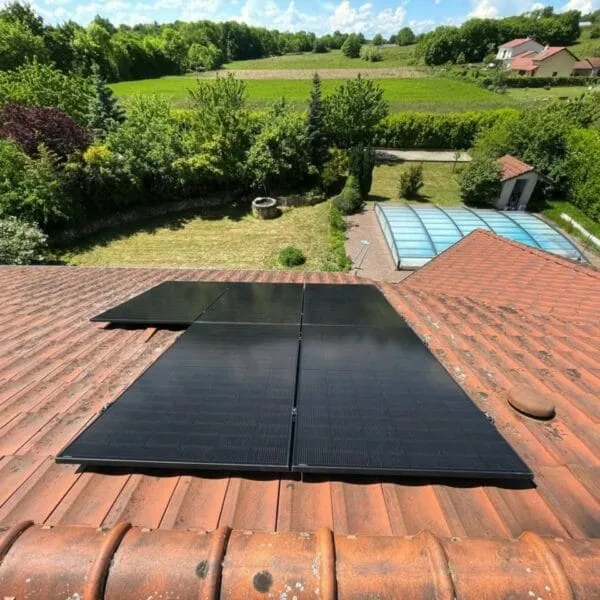 Panneaux solaire sur un toit à Maubec