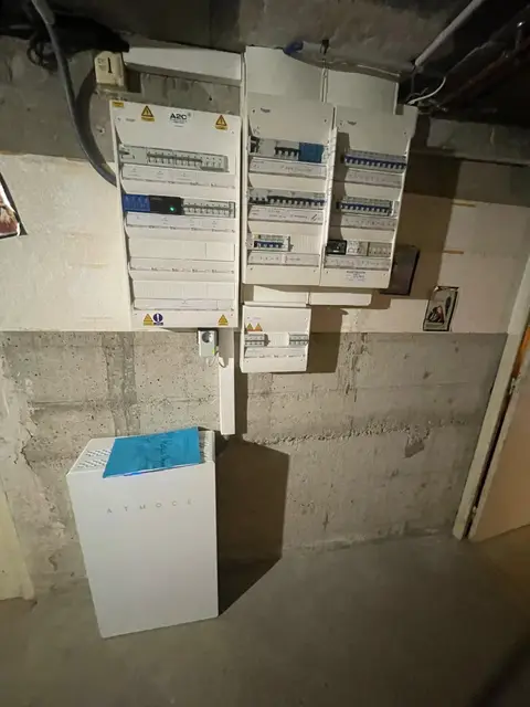 Coffret de protection A2C Énergies et batterie de stockage ATMOCE 7 kWh installés près du tableau électrique à Maubec (38)
