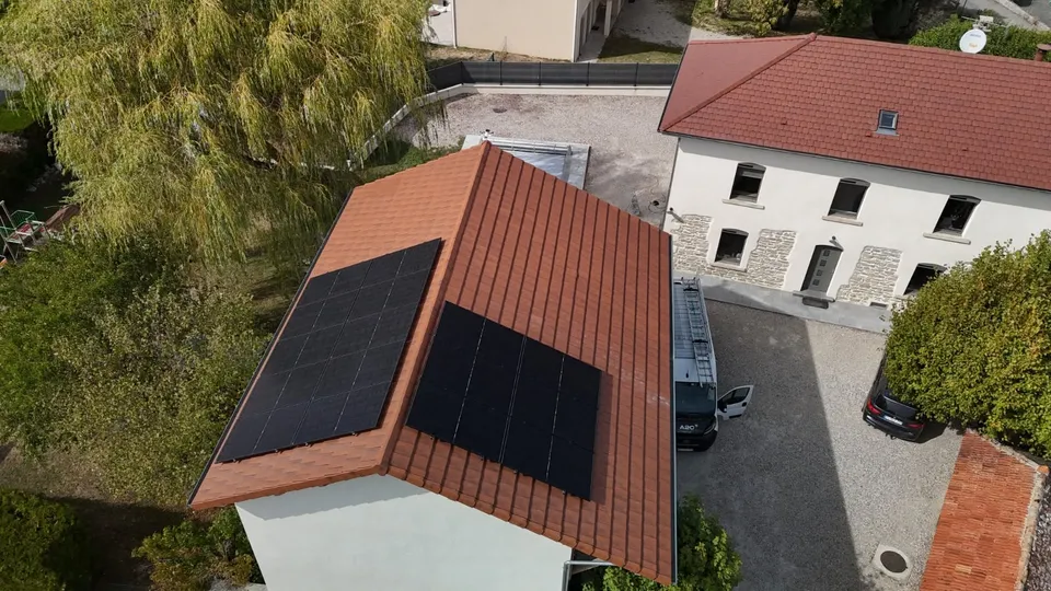 Chantier photovoltaïque à Maubec (38) : toiture, électricité et terrassement par la même équipe