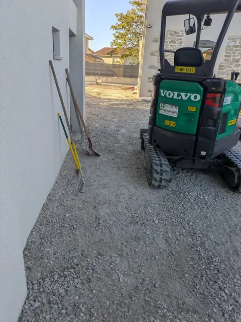 Mini-pelle et outils de terrassement lors du chantier de raccordement photovoltaïque à Maubec (38)