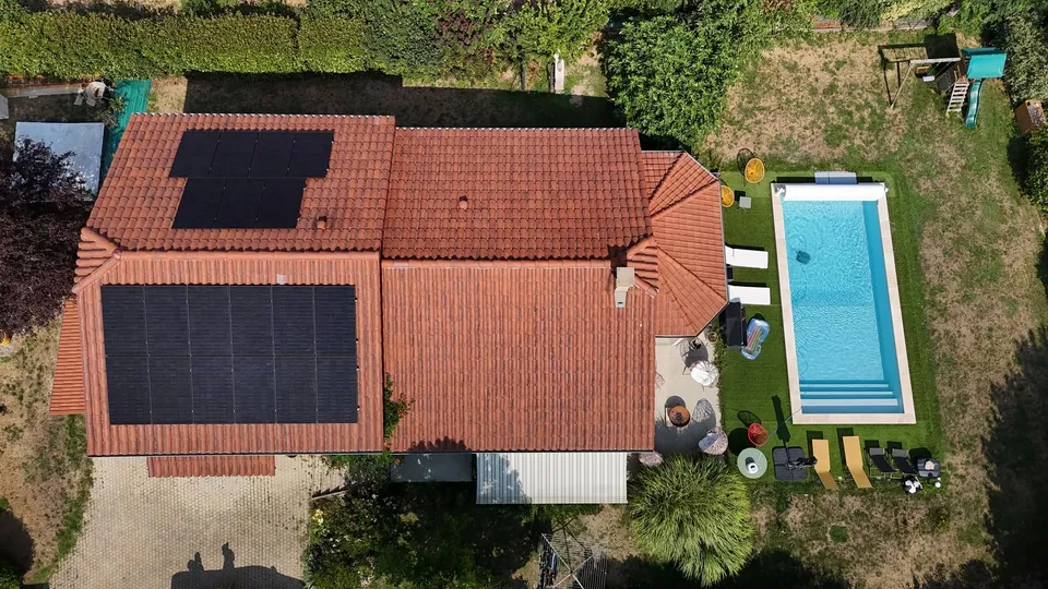 Installation photovoltaïque de 9,5 kWc avec batterie de stockage à Maubec (38)