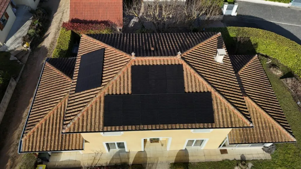 Installation Photovoltaïque 6 kWc avec Stockage Batterie à Montcarra (38)